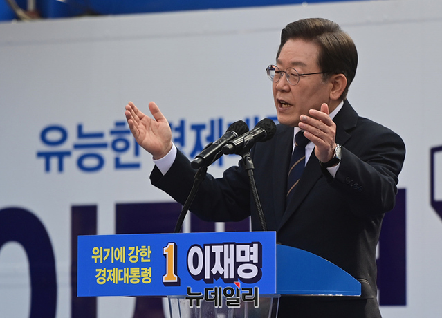 ▲ 이재명 더불어민주당 대선후보가 사전투표가 시작된 4일 오후 강원 춘천시 중앙로에서 열린 집중유세에서 지지호소를 하고 있다. ⓒ정상윤 기자