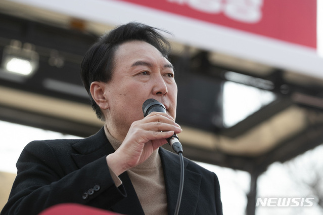 ▲ 윤석열 국민의힘 대선 후보가 4일 경주 봉황대 광장에서 시민들을 향해 지지를 호소하고 있다. ⓒ뉴시스