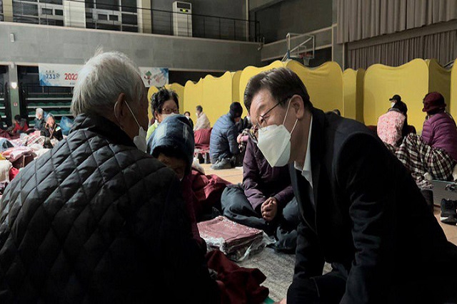 ▲ 이재명 더불어민주당 대선 후보가 5일 경북 울진 국민체육센터 1대피소를 방문해 산불로 인한 피해를 입은 이재민들을 위로하고 있다. ⓒ뉴시스(사진=더불어민주당 선대위 제공)