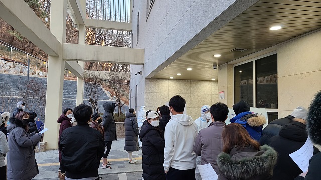 ▲ 5일 오후 경기도 안양시 동안구 비산1동행정복지센터 코로나19 확진자 사전투표소. ⓒ전성무 기자