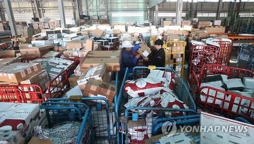 ▲ 인천공항세관 특송업체 보세창고에 쌓인 상품들 ⓒ연합
