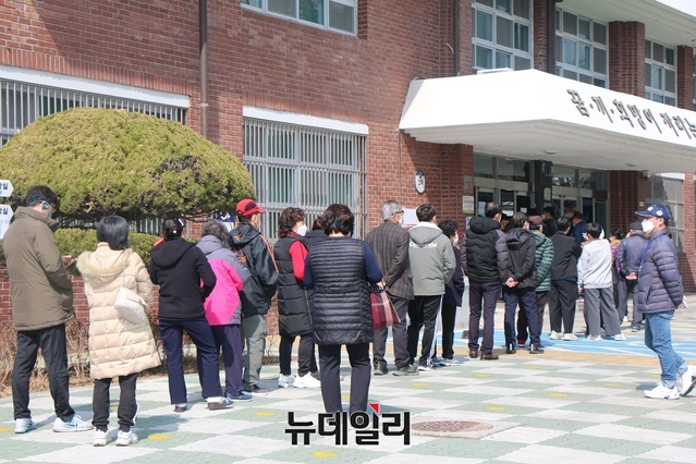 ▲ 5일 대구 북구 산격 제2 투표소에 줄을 길게 늘어선 투표 행렬.ⓒ뉴데일리