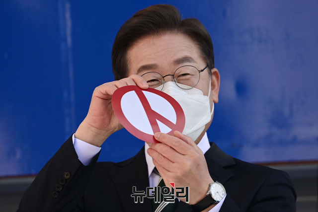 ▲ 3·9 대통령선거 사전투표일 마지막 날 이뤄진 코로나-19 확진자의 투표 과정에서, 일부 유권자들이 이재명 더불어민주당 대통령후보에 이미 기표된 투표용지를 받았다는 주장이 제기됐다. 이재명 더불어민주당 대선후보가 지난 5일 오후 경기 하남시 스타필드에서 열린 유세에서 사전투표 퍼포먼스에 사용할 선거 투표마크를 들고 있는 모습. 
자료사진. (경기 하남=강민석 기자)