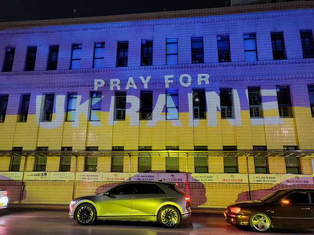 ▲ 대구시의회 건물 외벽에 표출되고 있는 평화기원 미디어 파사드.ⓒ대구시