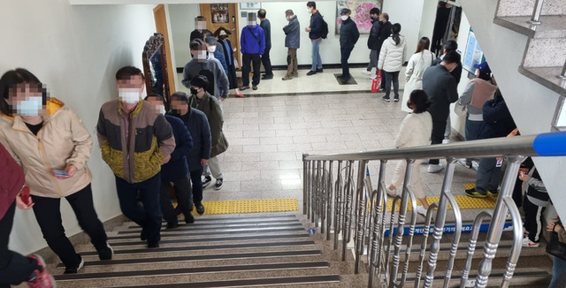 ▲ 제20대 대통령 선거 사전투표 마지막날인 5일 오후 울산 남구청 사전투표소를 찾은 시민들이 투표를  하기 위해 대기하고 있다. ⓒ뉴시스