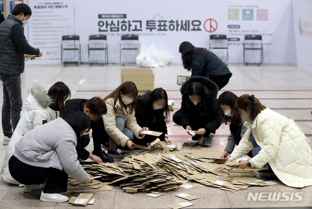 ▲ 제20대 대통령 선거 사전투표가 끝난 5일 오후 서울역에 설치된 남영동 사전투표소에서 관계자들이 투표함을 열어 관외 투표용지 봉투를 확인하고 있다. ⓒ뉴시스