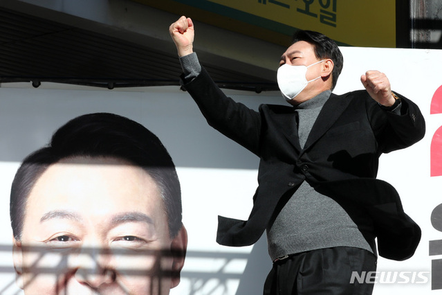 ▲ 윤석열 국민의힘 대선 후보가 6일 오전 서울 강동구 광진교남단사거리에서 유세를 하며 지지를 호소하고 있다. ⓒ뉴시스