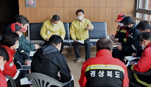 ▲ 이철우 경북도지사는 6일 아침 상황회의를 열고 “이재민들을 위해 전국을 다 뒤져서라도 임시주택 100채 이상을 당장 준비하고, 주택 피해를 입은 주민 지원방안을 마련하라”며 “향후 산불전문 특수진화대(50명) 선발과 도 소유의 초대형헬기(2대) 구입도 검토하라”고 지시했다.ⓒ경북도