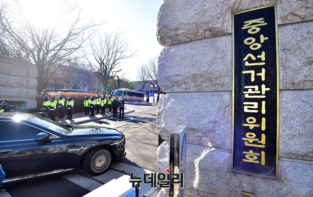 ▲ 이미 기표된 투표용지가 노출되고 코로나 확진자의 투표용지를 선거보조원이 대신 받아 투표함에 넣는 등 이번 대선 사전투표 부실관리에 대한 중앙선관위의 책임론이 강하게 일고 있다. ⓒ정상윤 기자