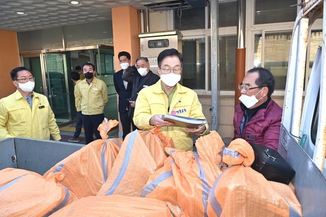 ▲ 임종식 경북교육감이 죽변고를 방문해 화재에 대비해 긴급히 생활기록부 등 주요서류 이관 준비상황을 확인하고 있다.ⓒ경북교육청