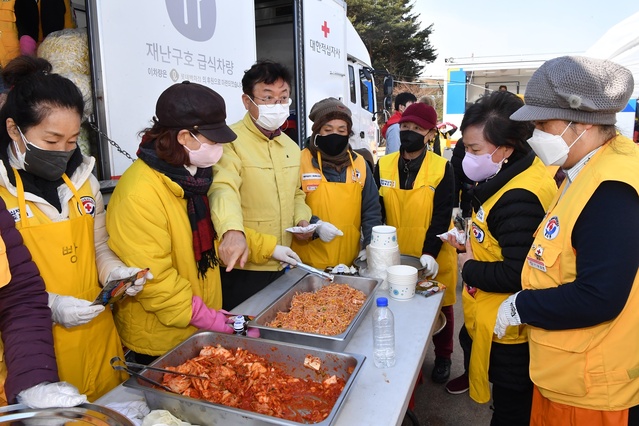 ▲ 이철우 경북도지사는 6일 오후 자원봉사자들을 찾아 “휴일도 잊고 피해 주민과 지역을 위해 한 걸음에 달려와 따뜻한 손길을 보태줘 정말 감사하다”고 말했다.ⓒ경북도