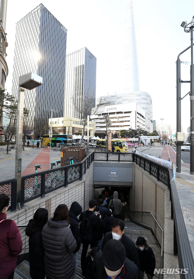 ▲ 7일 오전 서울 송파구보건소 선별진료소를 찾은 시민들이 검사를 받기 위해 건너편 지하보도 출입구에서 대기하고 있다. ⓒ뉴시스