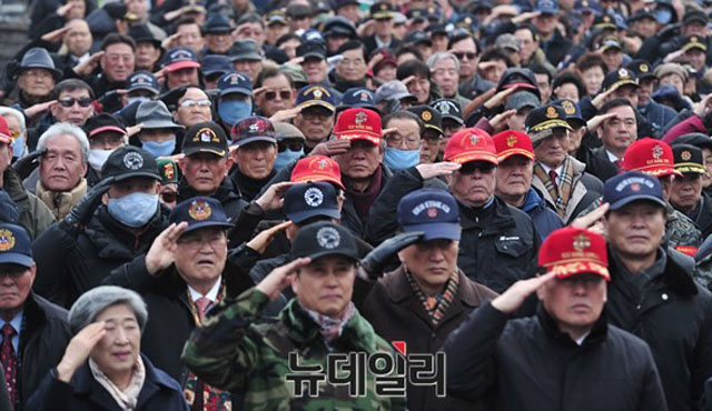▲ 2018년 5월 서울역 광장에서 열린 집회에 참석한 향군 회원들. ⓒ이종현 기자.