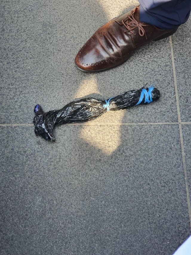 ▲ 송영길 더불어민주당 대표가 7일 오후 서울 서대문구 신촌 일대에서 선거 유세를 하던 도중 괴한에게 피습을 당했다. 사진은 민주당이 공개한 가격 당시 사용한 물건.