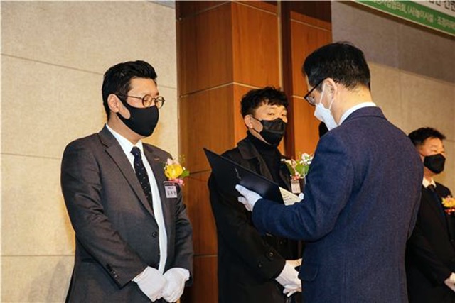 ▲ 김지현 태영건설 선임(좌)이 김흥진 국토교통부 국토도시실장으로부터 국토부 장관상을 받고 있다. ⓒ태영건설