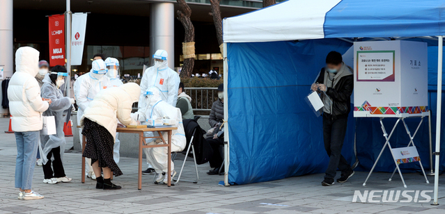 ▲ 제20대 대통령선거 사전투표 이틀째인 지난 5일 오후 서울역 설치된 남영동 사전투표소에서 코로나19 확진자 및 자가격리자들이 투표를 하고 있다. ⓒ뉴시스