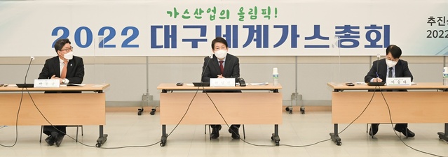 ▲ 대구시는 8일 오후 2시 시청별관 대강당에서 권영진 대구시장, 각 실·국장 및 유관기관 관계자 20여 명이 참석한 가운데 ‘세계가스총회 추진상황보고회’를 개최해 분야별 세부 계획을 논의하며, 총회를 70여 일 앞둔 시점의 준비 현황을 점검했다.ⓒ대구시