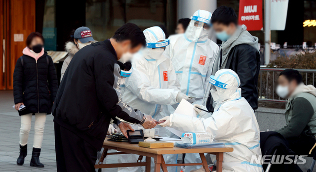 ▲ 제20대 대통령선거 사전투표 이틀째인 지난 5일 오후 서울역 설치된 남영동 사전투표소에서 코로나19 확진자 및 자가격리자들이 투표에 앞서 신원 확인을 하고 있다. ⓒ뉴시스