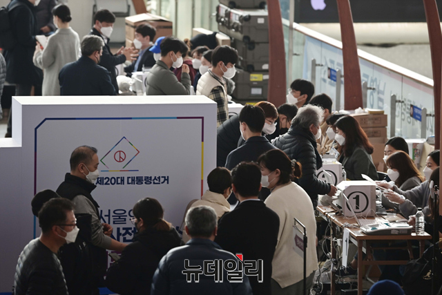 ▲ 3·9 대통령선거 사전투표 과정에서 특정 후보로 이미 기표된 투표용지가 배부된 사태 관련, 해당 표의 유·무효 효력이 지자체별로 달라 논란이다. 중앙선거관리위원회는 이와 관련 대책을 마련하지 않다, 논란이 일자 유효표 처리를 공언했다. 자료사진. ⓒ뉴데일리 DB