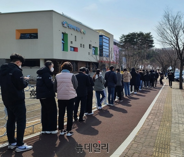 ▲ 7일 오전 충남 천안시 서북구보건소 선별진료소에는 코로나19 검사를 받기 위해 시민들이 줄지어 서 있다.ⓒ뉴데일리 D/B