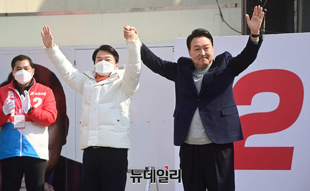 ▲ 윤석열 국민의힘 대선후보가 7일 오전 경기 하남시 스타필드 하남 광장에서 열린 유세에서 안철수 국민의당 대표(왼쪽)와 함께 연단에 올라 지지호소를 하고 있다.ⓒ경기 하남=정상윤 기자