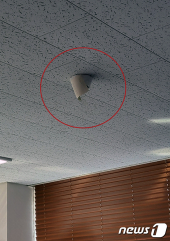 ▲ 관외 사전 우편투표물이 보관된 부천시 선거관리위원회 사무국장실에 CCTV가 종이로 가려져 있다.(국민의힘 제공) © 출처=뉴스1