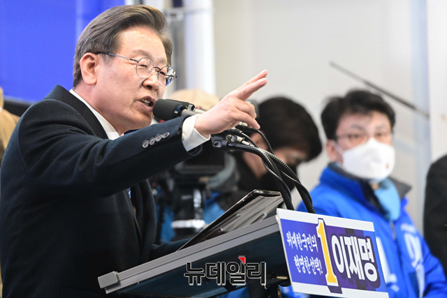 ▲ 이재명 더불어민주당 대선후보가 지난 7일 충북 청주시 성안길에서 열린 유세에서 지지호소를 하고 있다. ⓒ뉴데일리 DB