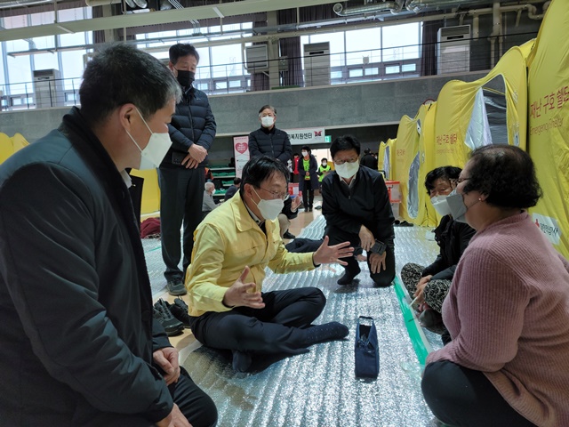 ▲ 김현준 LH 사장(가운데)이 울진 주민 임시 대표소를 방문했다. ⓒ한국토지주택공사