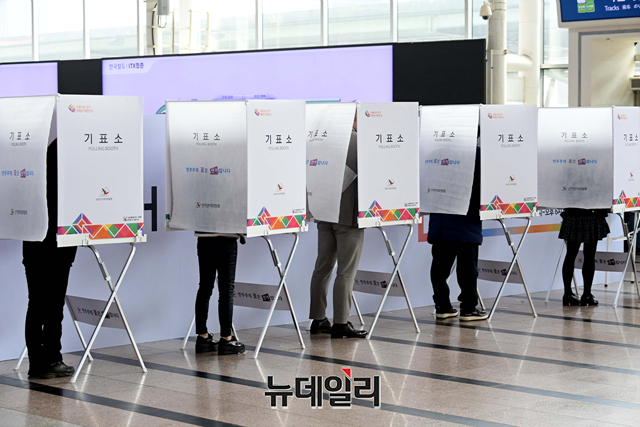 ▲ 제20대 대통령선거 사전투표가 첫날인 지난 4일 오후 서울역에 마련된 남영동 사전투표소를 찾은 유권자가 투표하고 있다. ⓒ강민석 기자