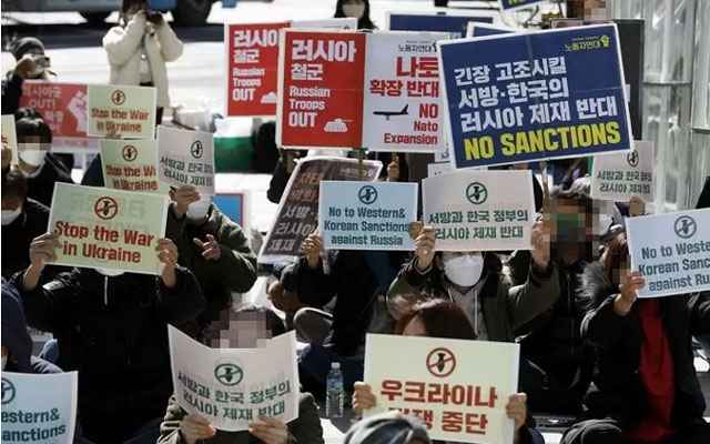 ▲ 지난 6일 오후 2시 서울 종로구 종각역 인근에서 열린 러시아 제재반대 시위 모습. 러시아의 우크라이나 침략 원인이 나토 확대인 것처럼 주장했다. ⓒ뉴시스. 무단전재 및 재배포 금지.