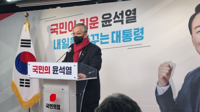 ▲ 전문대학교육혁신위원회의 17개 시·도 지역위워장 및 전문대학 전현직 총장단 100여 명이 지난 6일 오후 국민의힘 중앙당사 3층에서 윤석열 국민의힘 대통령 후보 지지선언 결의대회를 열고 있다.