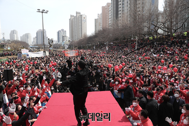 ▲ 윤석열 국민의힘 대선후보가 대선 하루을 앞둔 8일 오후 부산 연제구 온천천 앞에서 열린 거점유세에서 지지를 호소하고 있다.ⓒ정상윤 기자(사진=윤석열 캠프)