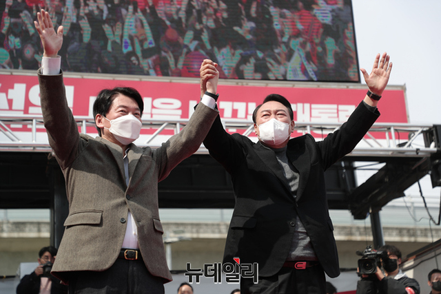 ▲ 윤석열 국민의힘 대선후보가 대선 하루을 앞둔 8일 오후 부산 연제구 온천천 앞에서 열린 거점유세에서 안철수 국민의당 대표와 손을들고 지지호소를 하고 있다.ⓒ정상윤 기자(사진=윤석열 캠프)