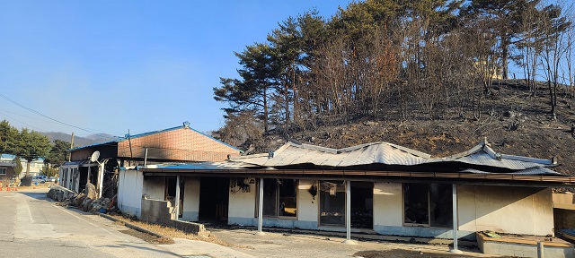 ▲ 울진군 발생한 산불에 피해를 입은 주택 모습.ⓒ울진군
