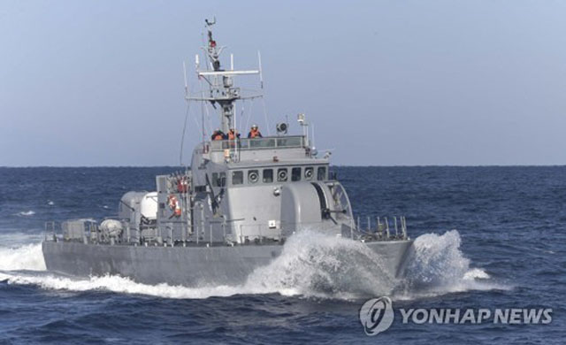 ▲ 참수리급 고속정. 합참에 따르면, 8일 오전 용도 불명의 북한선박 1척이 NLL을 넘어왔다. 선박 수색은 참수리급 고속정이 맡았다. ⓒ연합뉴스. 무단전재 및 재배포 금지.