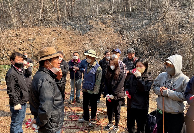 ▲ 김성조 사장과 임직원들은 이른 새벽부터 울진 죽변 일원의 산불 현장을 방문해 잔불정리, 민가 주변 방화선 구축 등 남아있는 산불 진화에 힘을 보태고 있다.ⓒ경북관광공사