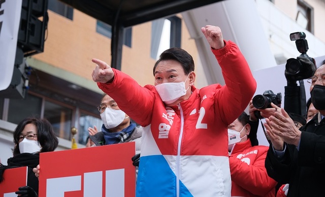 ▲ 국민의힘 윤석열 대선 후보가 8일 오후 대전 노은역 앞 유세에서 지지를 호소하고 있다.ⓒ국민의힘 대전시당