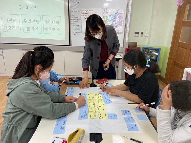 ▲ 지난해 시민주권대학 학생마을계획과정에서 가락초 학생들이 지도교수와의 멘토링 시간을 보내고 있다.ⓒ세종시