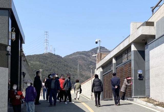 ▲ 9일 오전 대구 유가읍 쌍계리 박근혜 전 대통령 사저 앞에서 지지자들이 박 전 대통령의 이사를 기다리고 있다. ⓒ연합뉴스