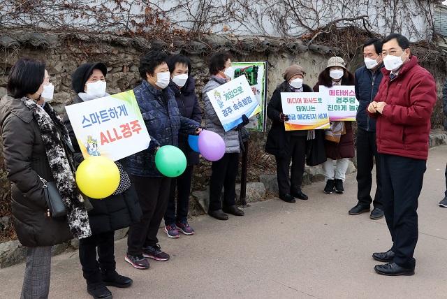 ▲ 지난달 스마트 관광도시 평가위원들이 경주를 방문했을 당시 주낙영 시장이 사업 유치를 지지하는 시민들과 환담을 나누고 있다.ⓒ경주시