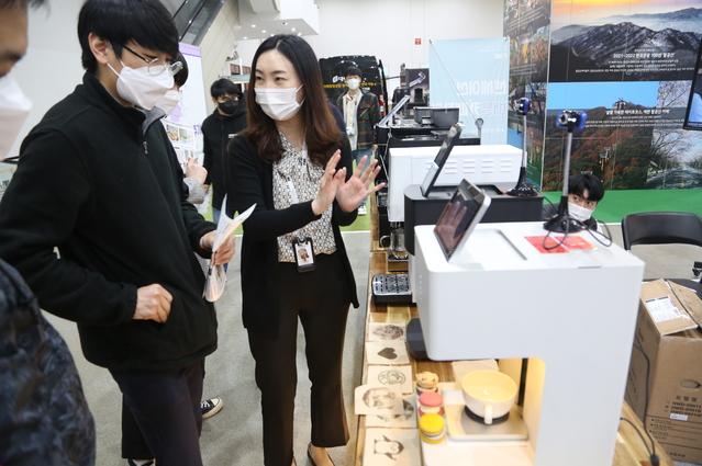 ▲ 전시장에서는 커피, 베이커리, 유제품, 디저트, 원부재료를 비롯해 커피추출머신, 베이커리머신, 쇼케이스 제품들과 카페 인테리어, 가구, 음향기기 등 매장 운영을 위한 최신 품목들을 단계별로 만나볼 수 있으며, 친환경 이슈를 접목한 제품들도 선보인다.ⓒ엑스코