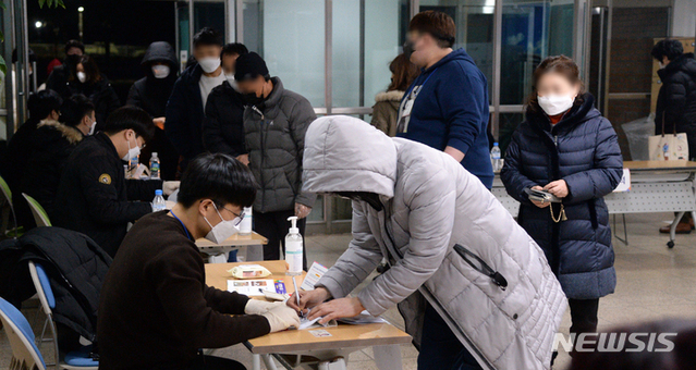 ▲ 제20대 대통령 선거 투표일인 9일 전북 전주시 완산구 남중학교에 마련된 평화1동 제2투표소에서 유권자들이 투표하고 있다. ⓒ뉴시스