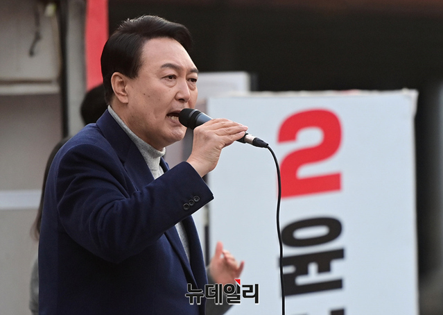 ▲ 윤석열 국민의힘 대선후보가 대선을 이틀 앞둔 7일 오후 경기 오산역 광장에서 열린 유세에서 지지호소를 하고 있다. 윤 후보는 이날 경기지역 8곳을 돌며 막판 표심잡기에 나섰다. 자료사진. ⓒ경기 오산=정상윤 기자