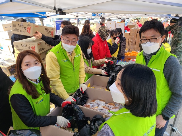 ▲ 경북농협(본부장 금동명)은 지난 4일부터 울진 산불피해 현장에서 지속적인 구호물품 지원과 진화현장에 대한 애로사항 해결에 총력을 다 하고 있다.ⓒ경북농협