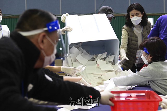 ▲ 투표가 마무리된 지난 9일 오후 서울 영등포구 다목적 배드민턴체육관에 마련된 개표소에서 개표원들이 개표 작업을 하고 있다. ⓒ강민석 기자