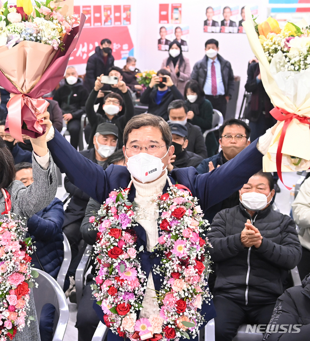 ▲ 제20대 대선과 함께 치러진 안성 국회의원 재선거에 출마한 국민의힘 김학용 후보가 9일 오후 경기도 안성시 공도읍 선거사무실에서 당선이 확실시 되자 지지자들과 환호하고 있다. ⓒ뉴시스