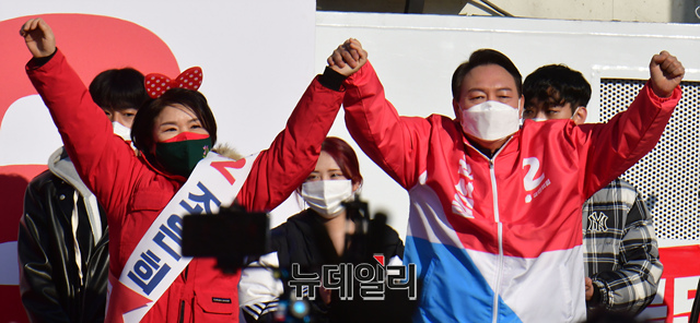 ▲ 윤석열 국민의힘 대선후보가 지난달 17일 서울 서초구 고속버스터미널 광장에서 열린 '공정, 상식, 법치의 대한민국!' 서초 유세에서 조은희 서초갑 재보궐선거 후보와 함께 지지자들을 향해 두손을 들어 보이고 있다.ⓒ이종현 기자