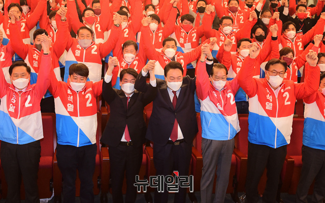 ▲ 윤석열 대통령 당선인과 당 지도부가 10일 오전 국회 도서관에 마련된 '국민의힘 제 20대 대통령선거 개표상황실'에서 만세삼창을 하고 있다. ⓒ이종현 기자