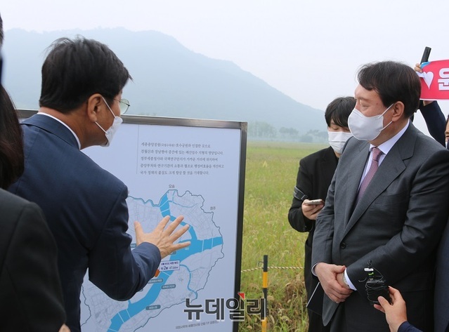 ▲ 국민의힘 윤석열 대선 예비후보가 지난해 8월 30일 오전 국회 세종의사당 예정 부지를 찾아 이춘희 세종시장으로부터 현황을 보고 받고 있다.ⓒ이길표 기자