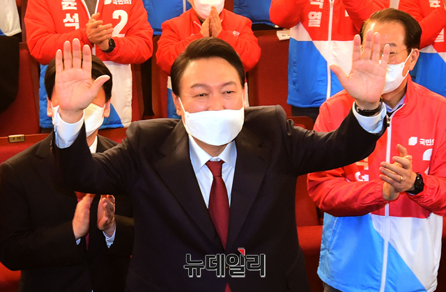 ▲ 윤석열 대통령 당선인이 10일 오전 국회 도서관에 마련된 '국민의힘 제 20대 대통령선거 개표상황실'을 찾아 손들어 인사하고 있다. 자료사진. ⓒ이종현 기자